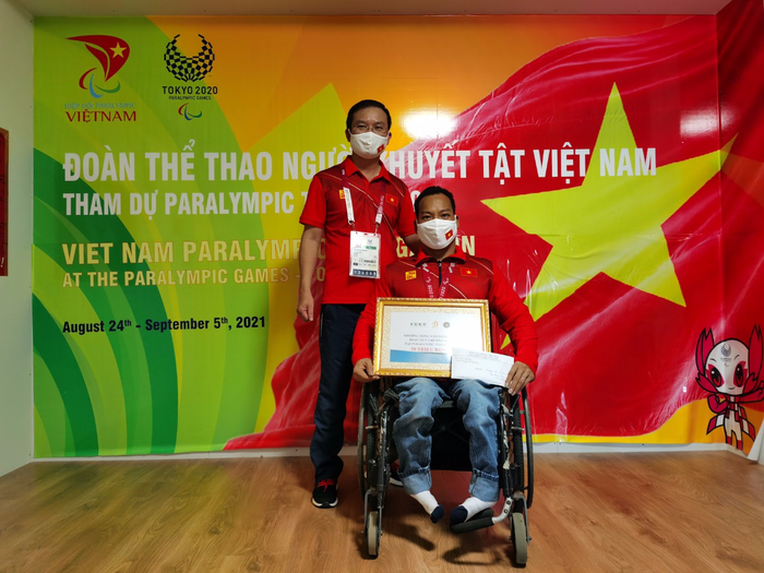 Lực sĩ Lê Văn Công nhận thưởng nóng sau HCB Paralympic 2020 và gửi lời cảm ơn đến ân nhân - Ảnh 2.