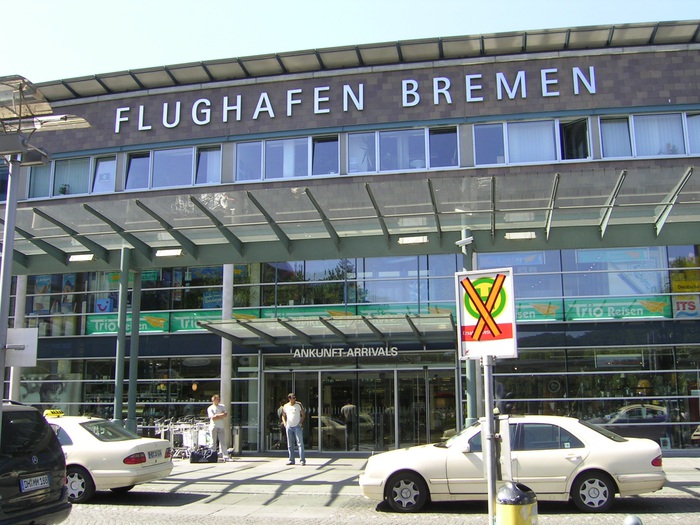 Chuyến bay của Bayern Munich bị hoãn gần 14 tiếng vì quả bom nặng nửa tấn - Ảnh 1.