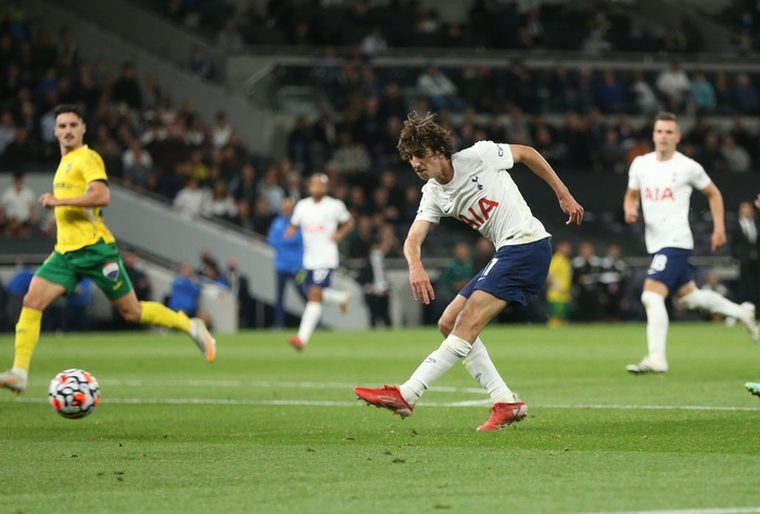 Harry Kane ghi những bàn thắng đầu tiên cho Tottenham sau drama bỏ tập, đòi rời đội - Ảnh 2.