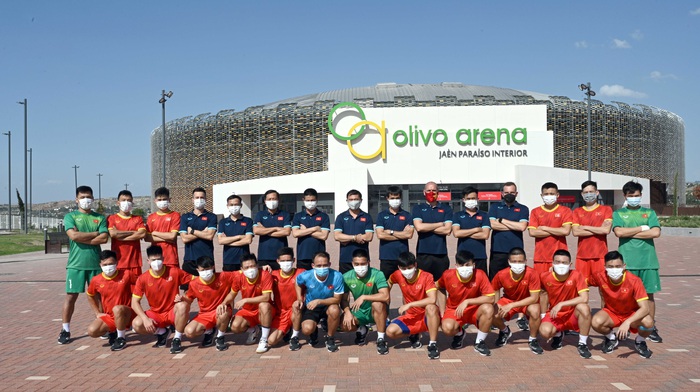 Đội tuyển futsal Việt Nam trong buổi tập đầu tiên tại Tây Ban Nha - Ảnh 1.