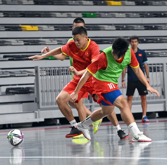 Đội tuyển futsal Việt Nam trong buổi tập đầu tiên tại Tây Ban Nha - Ảnh 7.