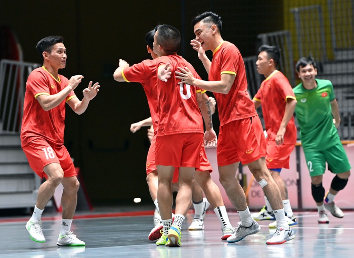 Đội tuyển futsal Việt Nam trong buổi tập đầu tiên tại Tây Ban Nha - Ảnh 9.