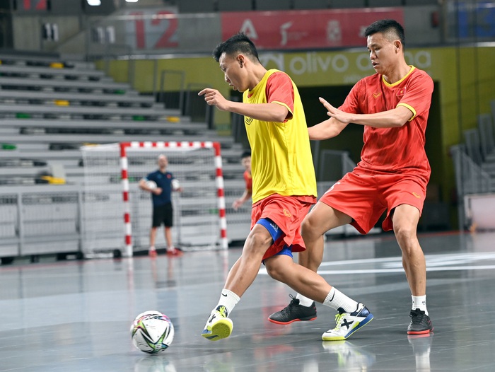 Đội tuyển futsal Việt Nam trong buổi tập đầu tiên tại Tây Ban Nha - Ảnh 2.