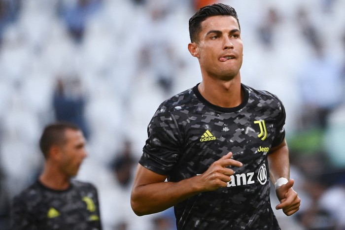 Ronaldo dọn sạch tủ đồ, nói thẳng ý định muốn rời đi với Juventus - Ảnh 1.