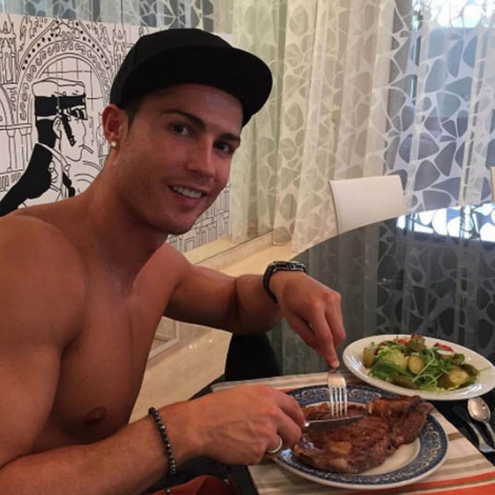 Ronaldo ăn uống rất nghiêm ngặt với nhiều protein, rau xanh và hoa quả