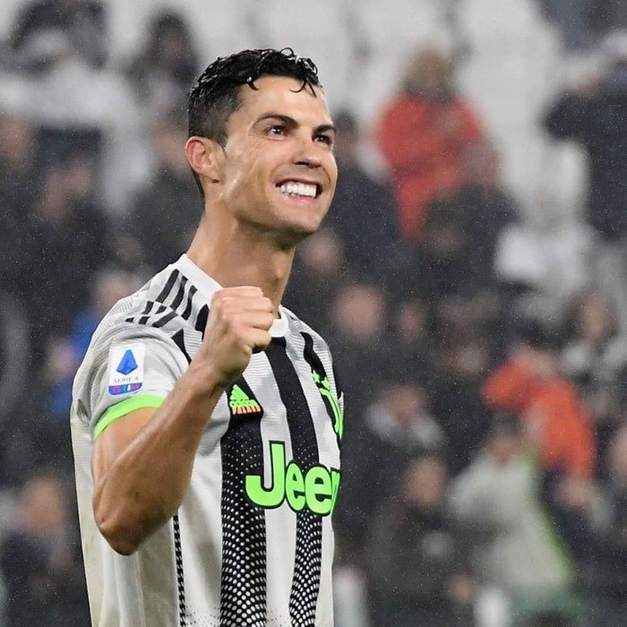 C.Ronaldo gây sốt với những kiểu đầu phá cách theo từng năm tháng | Báo Dân  trí