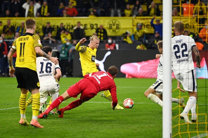 Erling Haaland ấn định chiến thắng nghẹt thở 3-2 cho Dortmund