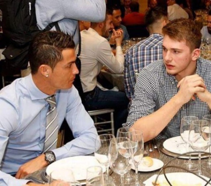 Cristiano Ronaldo và cuộc gặp lần  với &quot;fan nhí&quot; Luka Doncic - Ảnh 4.