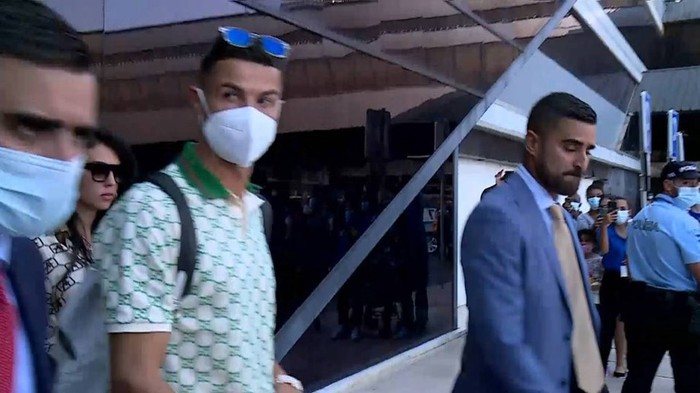 Ronaldo mở cửa xuất hiện sau khi bị bao vây bởi hàng trăm phóng viên ngoài dinh thự, nhưng càng nhìn tất cả càng thấy sai sai - Ảnh 2.