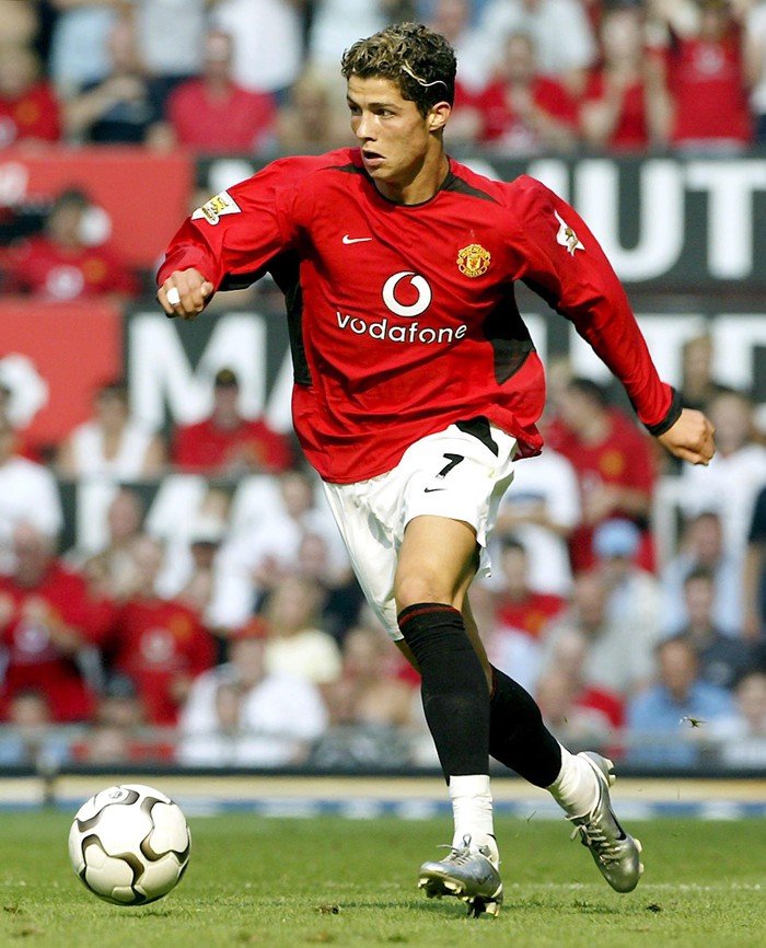 Bất ngờ với hình ảnh của Ronaldo thời mới gia nhập Man United năm 2003: Body khác xa, sốc nhất ở nụ cười - Ảnh 1.