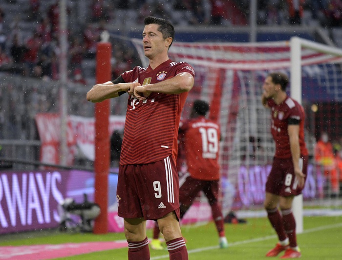 Lewandowski lập hattrick giúp Bayern Munich mở tiệc bàn thắng - Ảnh 2.
