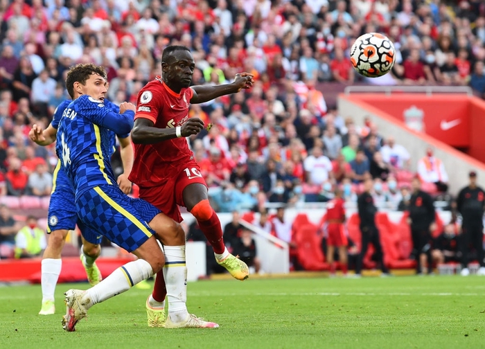 Các cầu thủ Liverpool liên tục bắn phá khung thành Chelsea trong hiệp hai