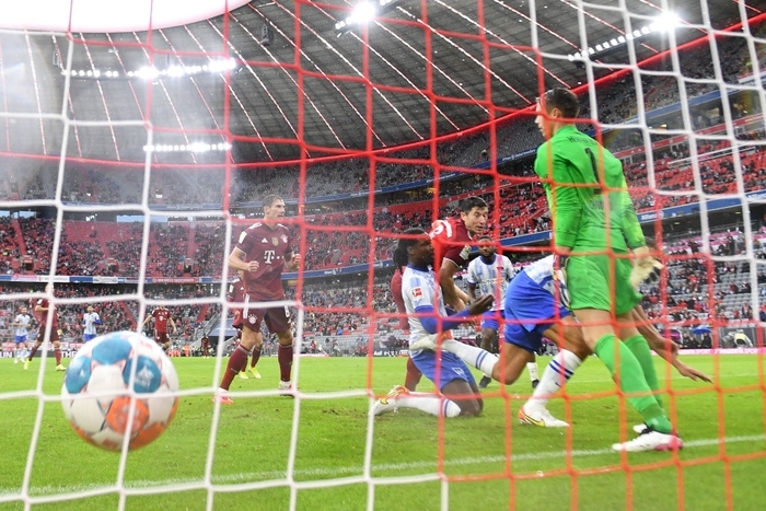 Lewandowski lập hattrick giúp Bayern Munich mở tiệc bàn thắng - Ảnh 6.