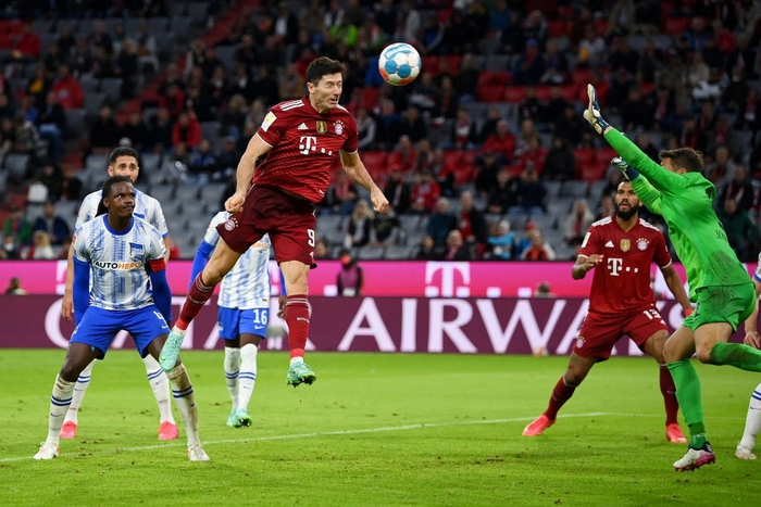 Lewandowski lập hattrick giúp Bayern Munich mở tiệc bàn thắng - Ảnh 9.