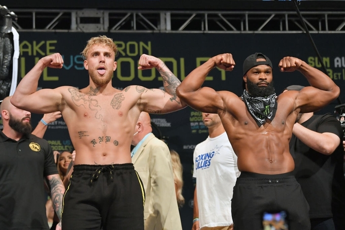 Jake Paul thất bại khi dùng chiêu &quot;cướp chiếc mũ&quot; tại buổi cân trọng lượng với Tyron Woodley - Ảnh 2.