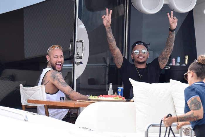 Neymar cặp kè người yêu cũ trên du thuyền hạng sang trong kỳ nghỉ hè ở Ibiza     - Ảnh 3.