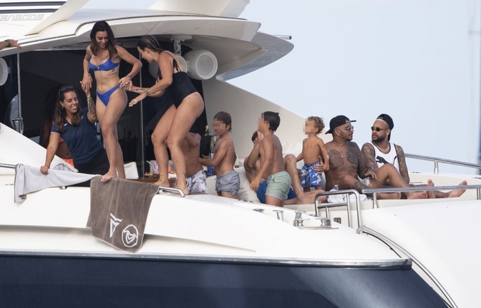 Neymar cặp kè người yêu cũ trên du thuyền hạng sang trong kỳ nghỉ hè ở Ibiza     - Ảnh 5.