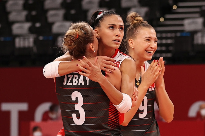 Bủn rủn với pha va chạm của hai nữ VĐV bóng chuyền Thổ Nhĩ Kỳ tại Olympic 2020 - Ảnh 9.