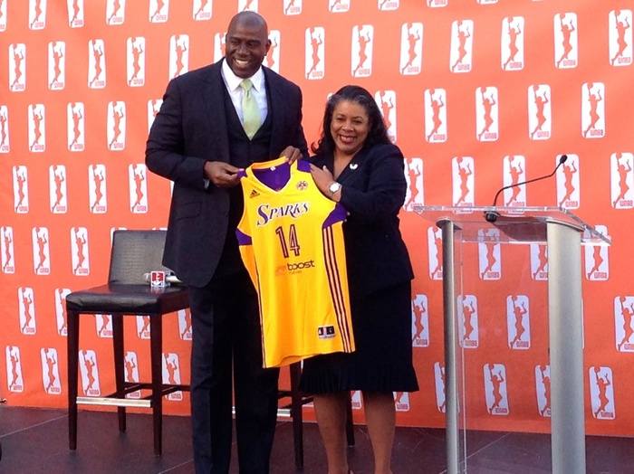 Sốc trước giá trị khủng của chiếc áo đấu Los Angeles Lakers thuộc về huyền thoại Magic Johnson - Ảnh 4.