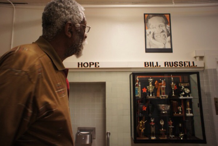 Bill Russell bán căn nhà gần 50 năm tuổi, để lại kỷ vật vô giá cho người chủ mới - Ảnh 2.