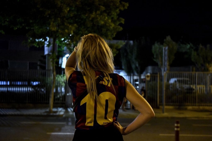 Fan Barca thức trắng đêm, buồn bã ngồi ngoài sân Camp Nou ngóng tin Messi - Ảnh 6.