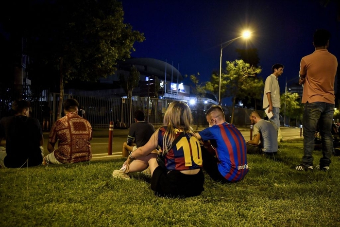 Fan Barca thức trắng đêm, buồn bã ngồi ngoài sân Camp Nou ngóng tin Messi - Ảnh 7.