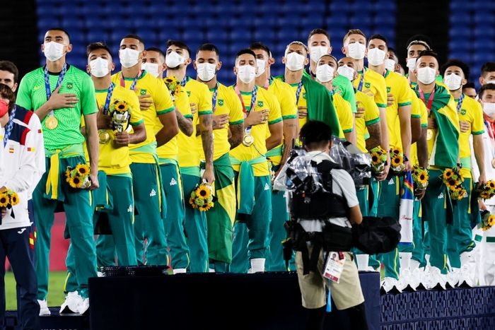 Chùm ảnh: Brazil ăn mừng huy chương vàng Olympic bóng đá nam 2020 - Ảnh 2.