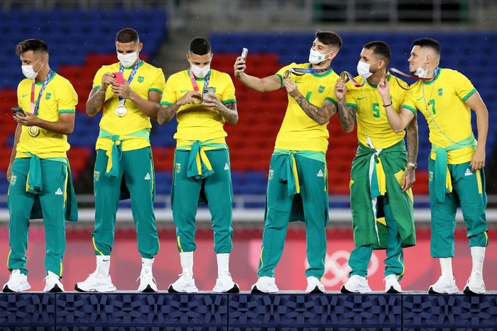 Chùm ảnh: Brazil ăn mừng huy chương vàng Olympic bóng đá nam 2020 - Ảnh 8.