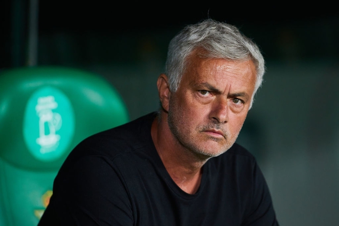 Mourinho và học trò nhận tới 6 thẻ đỏ trong trận thua thảm của AS Roma - Ảnh 1.
