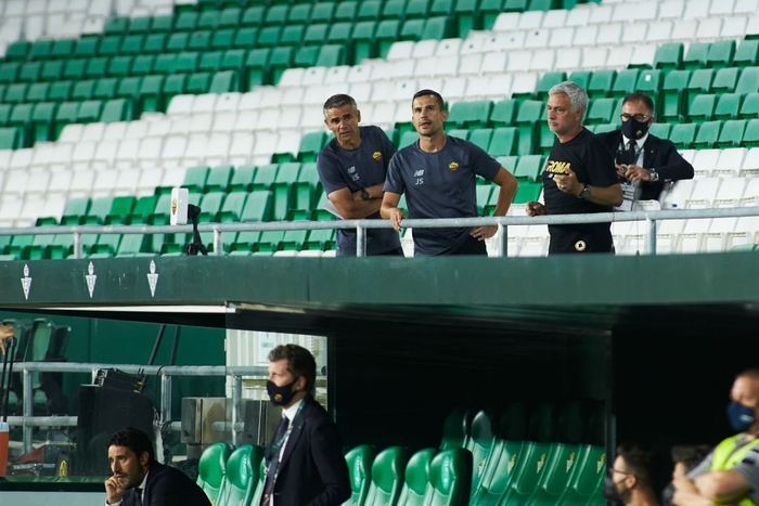 Mourinho và học trò nhận tới 6 thẻ đỏ trong trận thua thảm của AS Roma - Ảnh 6.