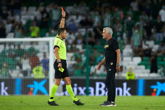 Mourinho và học trò nhận tới 6 thẻ đỏ trong trận thua thảm của AS Roma - Ảnh 4.