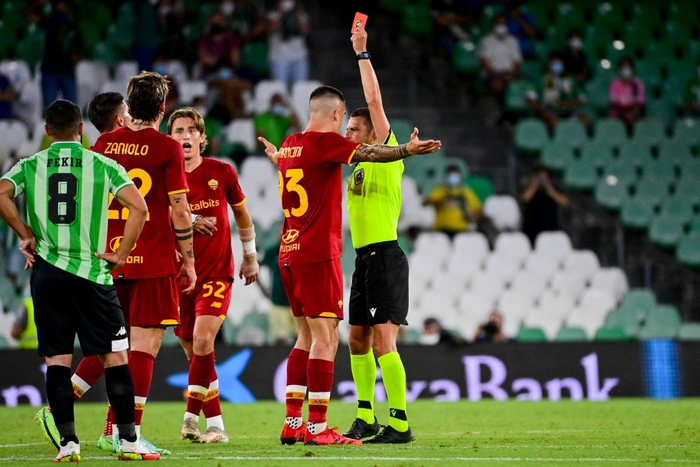 Mourinho và học trò nhận tới 6 thẻ đỏ trong trận thua thảm của AS Roma - Ảnh 2.