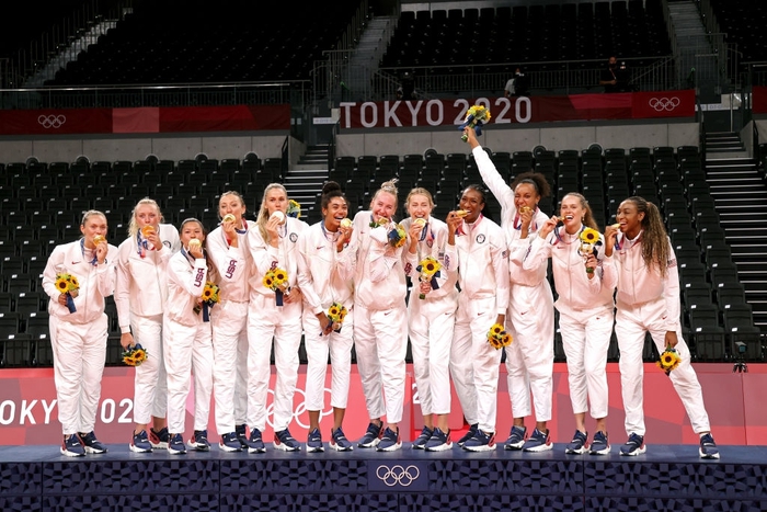 Mỹ vượt Trung Quốc thần kỳ trên bảng xếp hạng huy chương trong ngày thi đấu cuối cùng của Olympic - Ảnh 1.