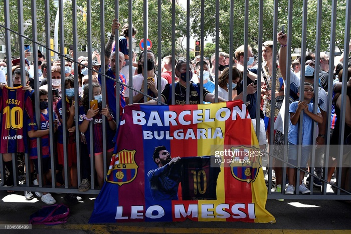 Cổ động viên vây kín bên ngoài sân Camp Nou trong ngày Messi bật khóc chia tay Barcelona - Ảnh 7.