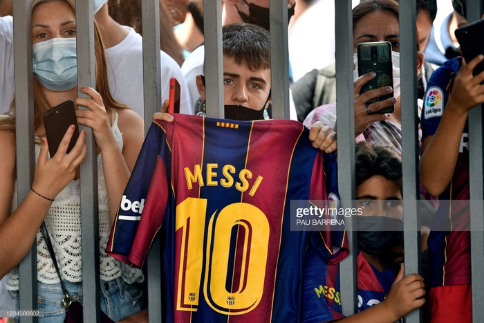 Cổ động viên vây kín bên ngoài sân Camp Nou trong ngày Messi bật khóc chia tay Barcelona - Ảnh 8.