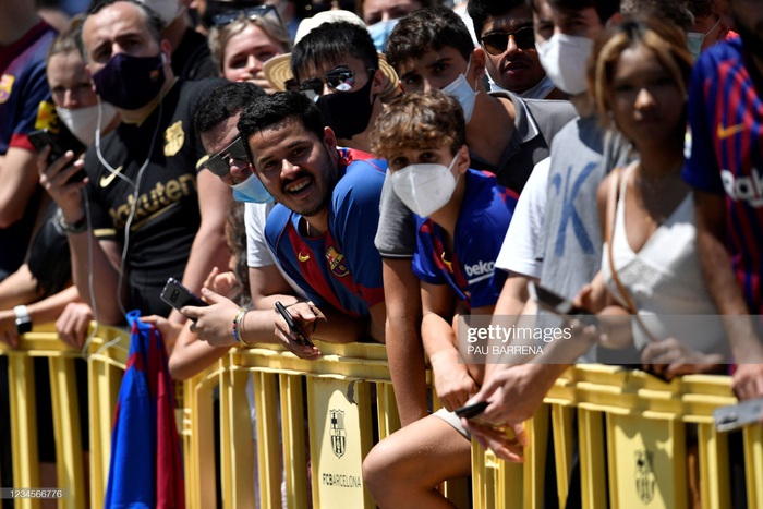 Cổ động viên vây kín bên ngoài sân Camp Nou trong ngày Messi bật khóc chia tay Barcelona - Ảnh 9.