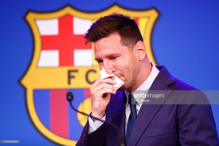 Cổ động viên vây kín bên ngoài sân Camp Nou trong ngày Messi bật khóc chia tay Barcelona - Ảnh 1.