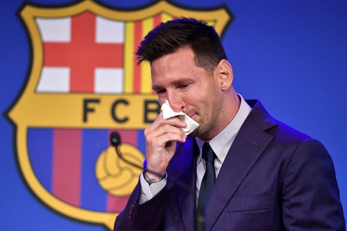 CHÍNH THỨC: Messi đặt chân tới Paris, nở nụ cười tươi tắn vẫy chào CĐV - Ảnh 4.