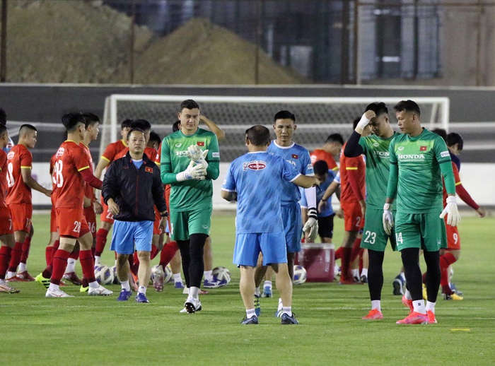 HLV Park Hang-seo bị các học trò quây trước ngày chốt danh sách đấu Saudi Arabia - Ảnh 1.