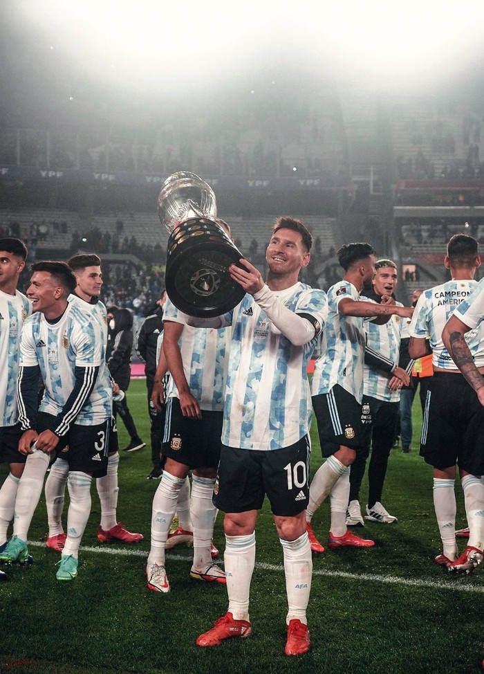 Messi nhòa lệ khi được ăn mừng vô địch Copa America với CĐV Argentina - Ảnh 2.