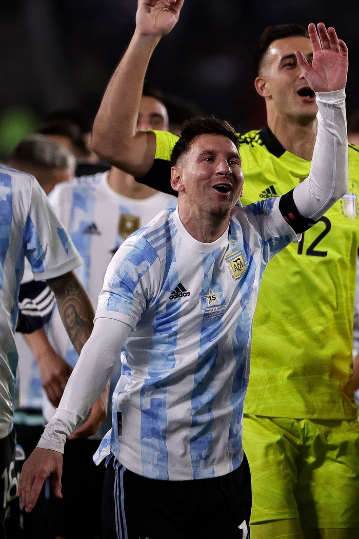 Messi nhòa lệ khi được ăn mừng vô địch Copa America với CĐV Argentina - Ảnh 5.