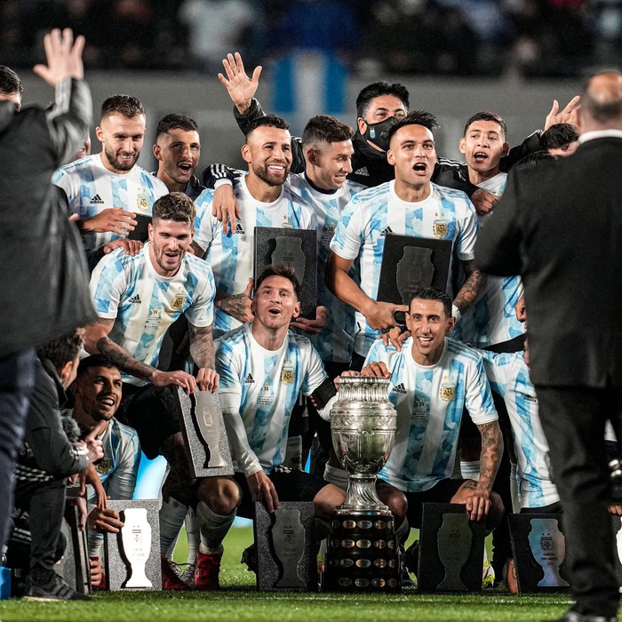 Messi nhòa lệ khi được ăn mừng vô địch Copa America với CĐV Argentina - Ảnh 6.