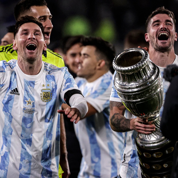 Messi nhòa lệ khi được ăn mừng vô địch Copa America với CĐV Argentina - Ảnh 8.