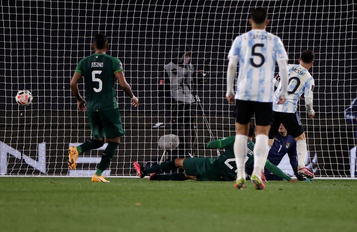 Lập hat-trick, Messi phá kỷ lục của Vua bóng đá Pele và giúp Argentina thắng đậm - Ảnh 6.