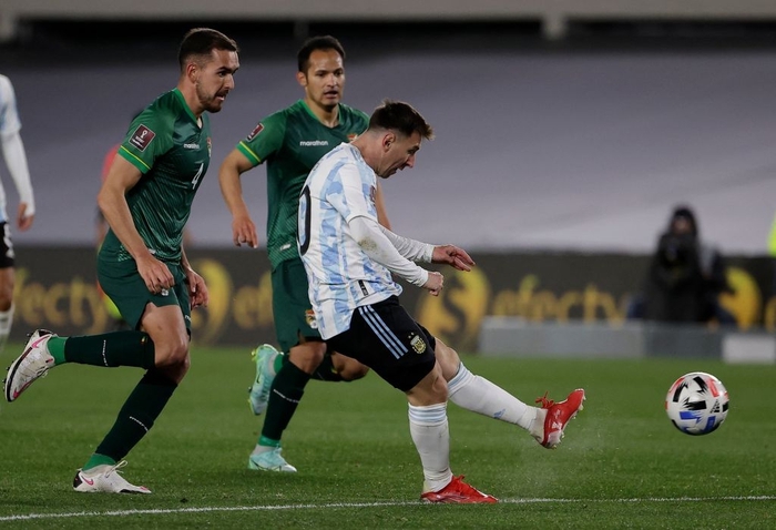 Lập hat-trick, Messi phá kỷ lục của Vua bóng đá Pele và giúp Argentina thắng đậm - Ảnh 5.