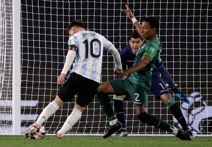 Lập hat-trick, Messi phá kỷ lục của Vua bóng đá Pele và giúp Argentina thắng đậm - Ảnh 7.