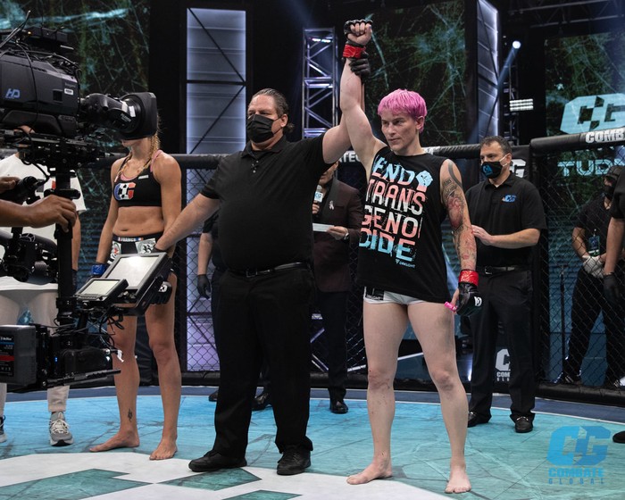Nữ võ sĩ chuyển giới giành chiến thắng bằng một đòn siết trong ngày ra mắt làng MMA - Ảnh 2.