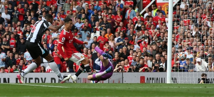 Ronaldo ghi bàn ngay ở màn ra mắt thứ 2 trong màu áo Manchester United - Ảnh 1.
