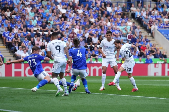 Đồng đội trên tuyển của Ronaldo tỏa sáng giúp Man City vượt ải Leicester  - Ảnh 4.