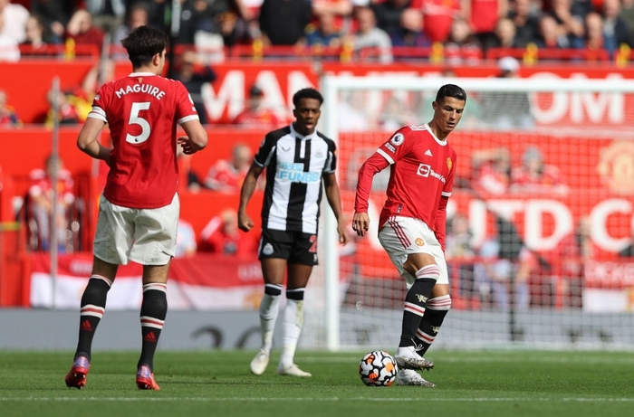 Ronaldo tỏa sáng với cú đúp, Man United thắng đậm Newcastle để vươn lên ngôi đầu Ngoại hạng Anh - Ảnh 2.